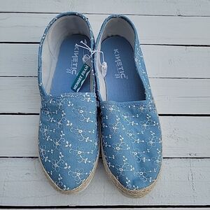 Kinetic Energy Womens 10 Canvas Slip On Shoes Blue Floral Embroide Print Pattern